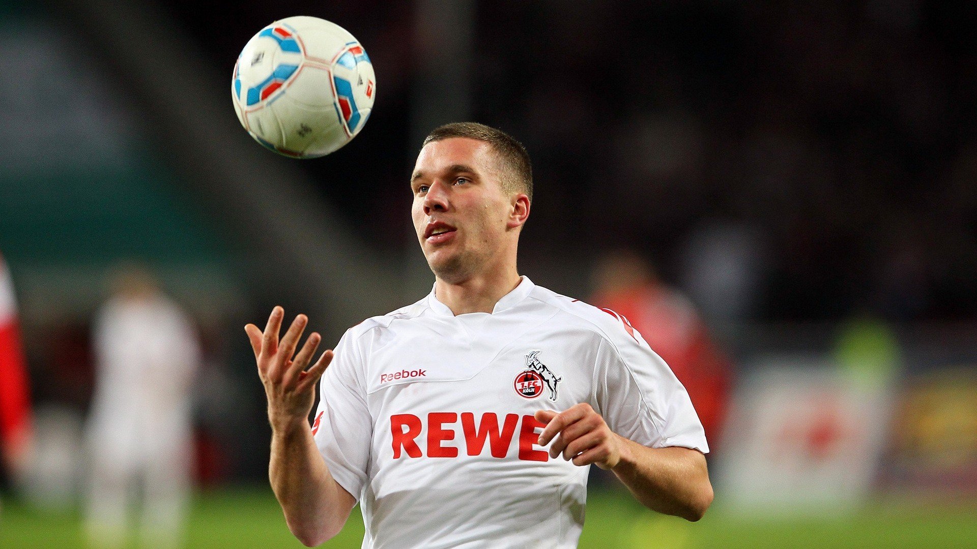 德甲比赛中的精彩瞬间不断，战术变化层出不穷，德甲赛制介绍