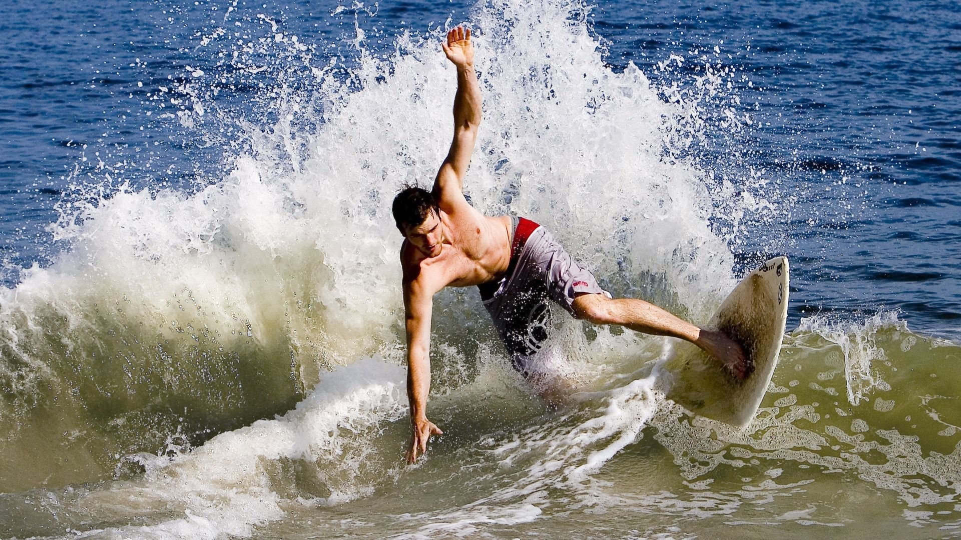 比利时举重选手在女子55公斤级比赛中获得第七名，比利时举重妹子